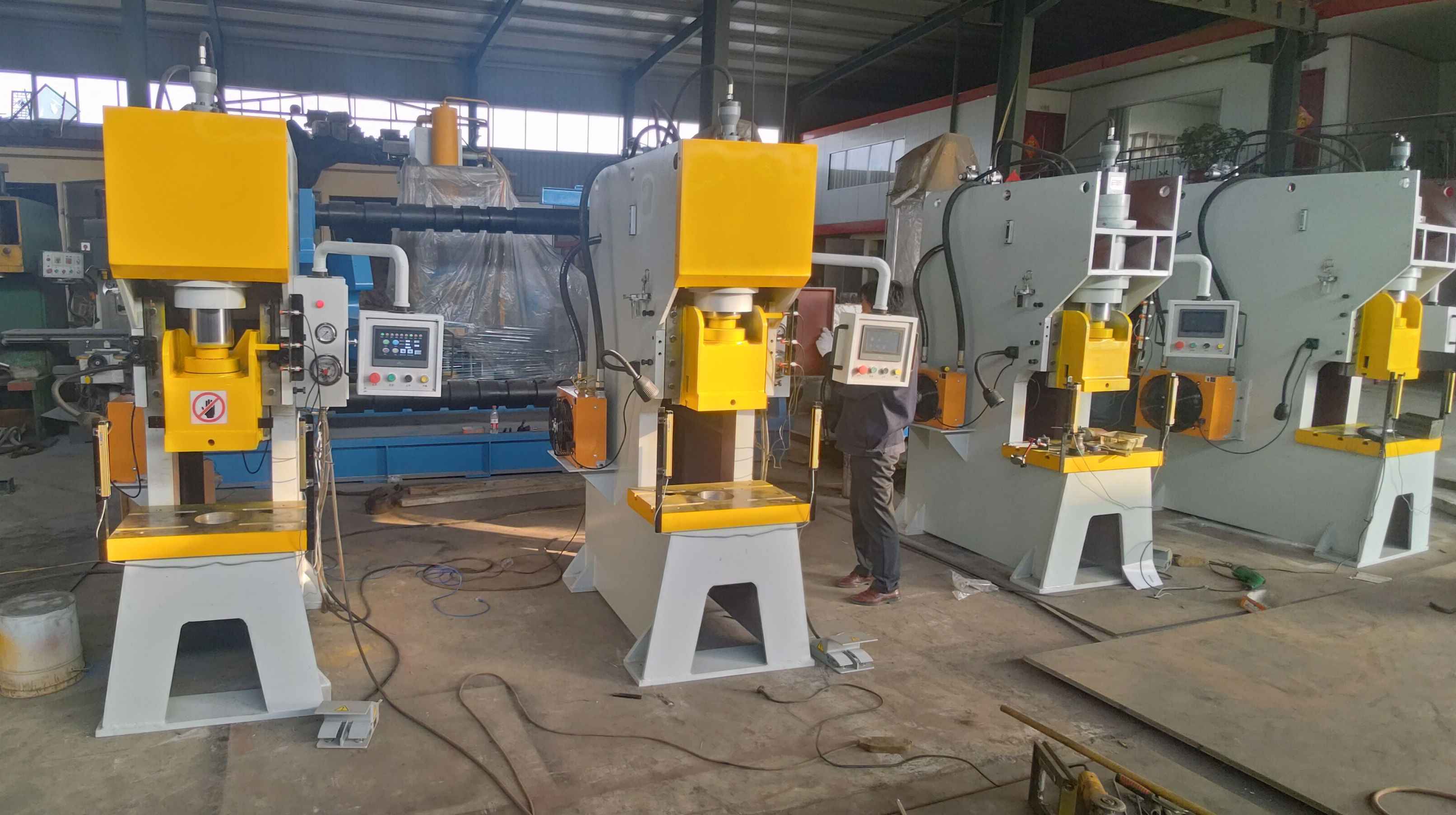 液壓沖床工(gong)作視頻